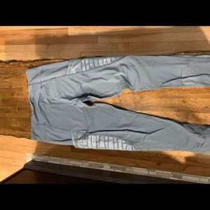 Girls Who Lift gray crop leggings with pockets